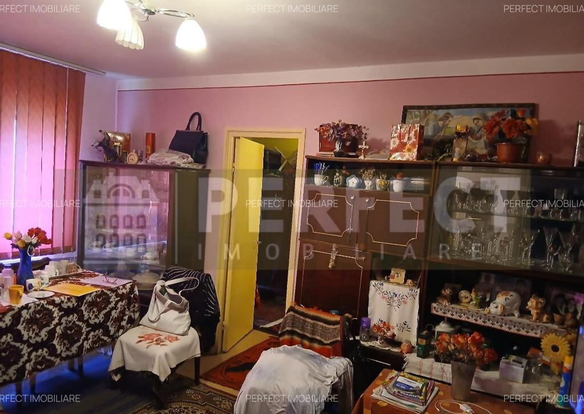 Apartament 2 camere, et.2/4 -Zarandului - 40.000 euro - 5