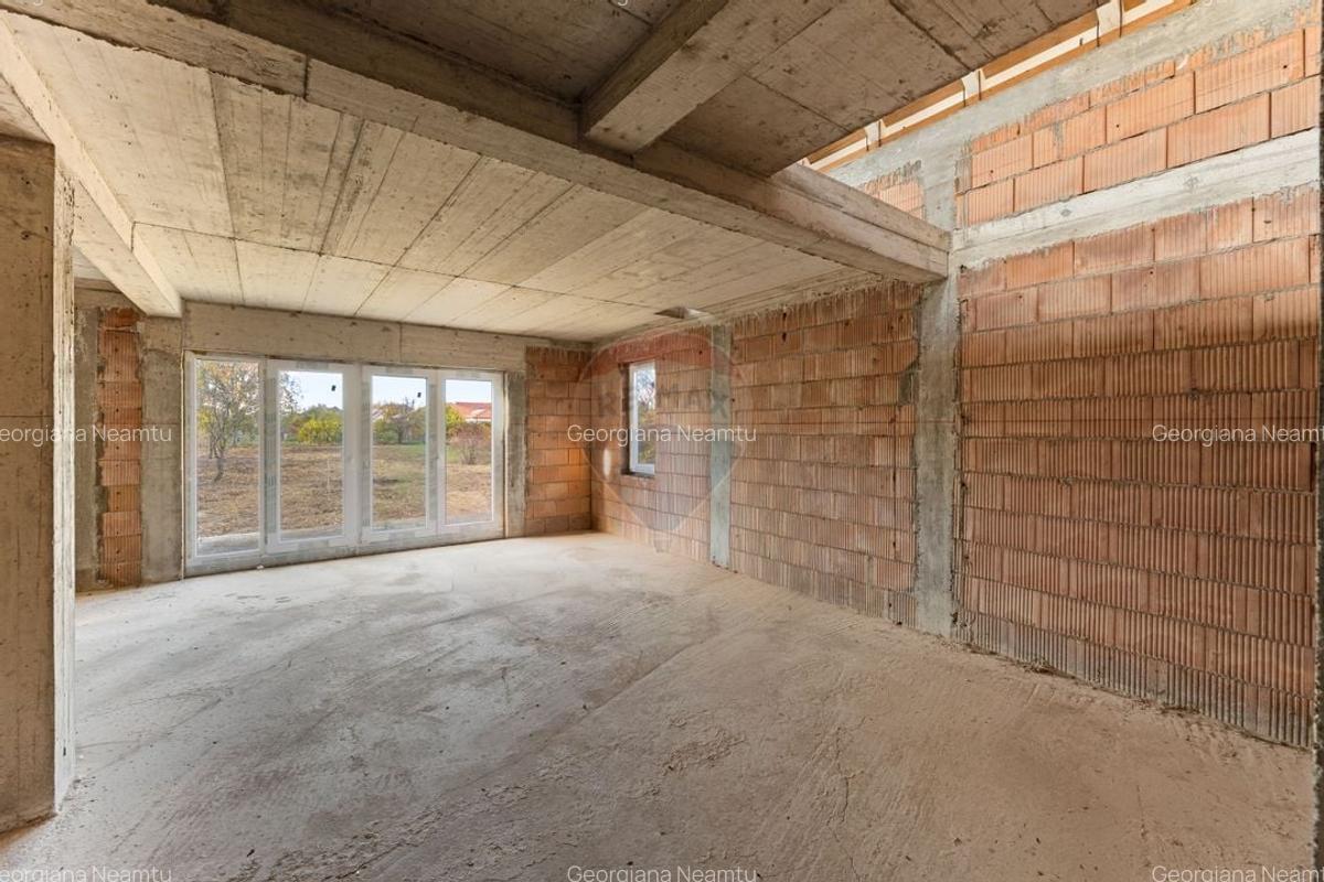 Casa la rosu cu teren generos, 500 mp, situata pe strada Ostasului - 6