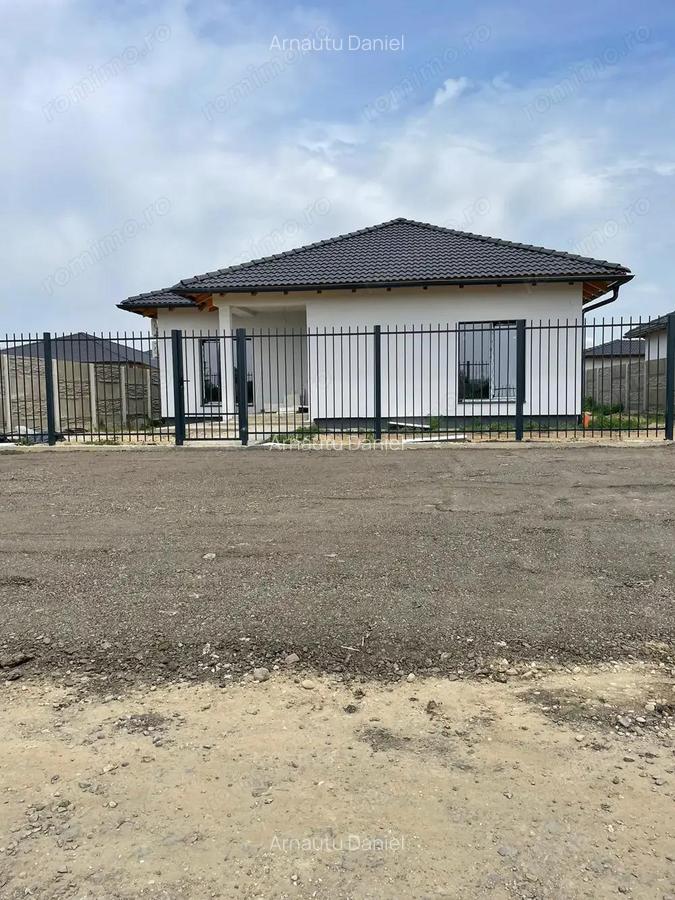 Casa Individuala pe parter in Mosnita, Toate Utilitatile, Drum asfaltat 190.000 e - 2