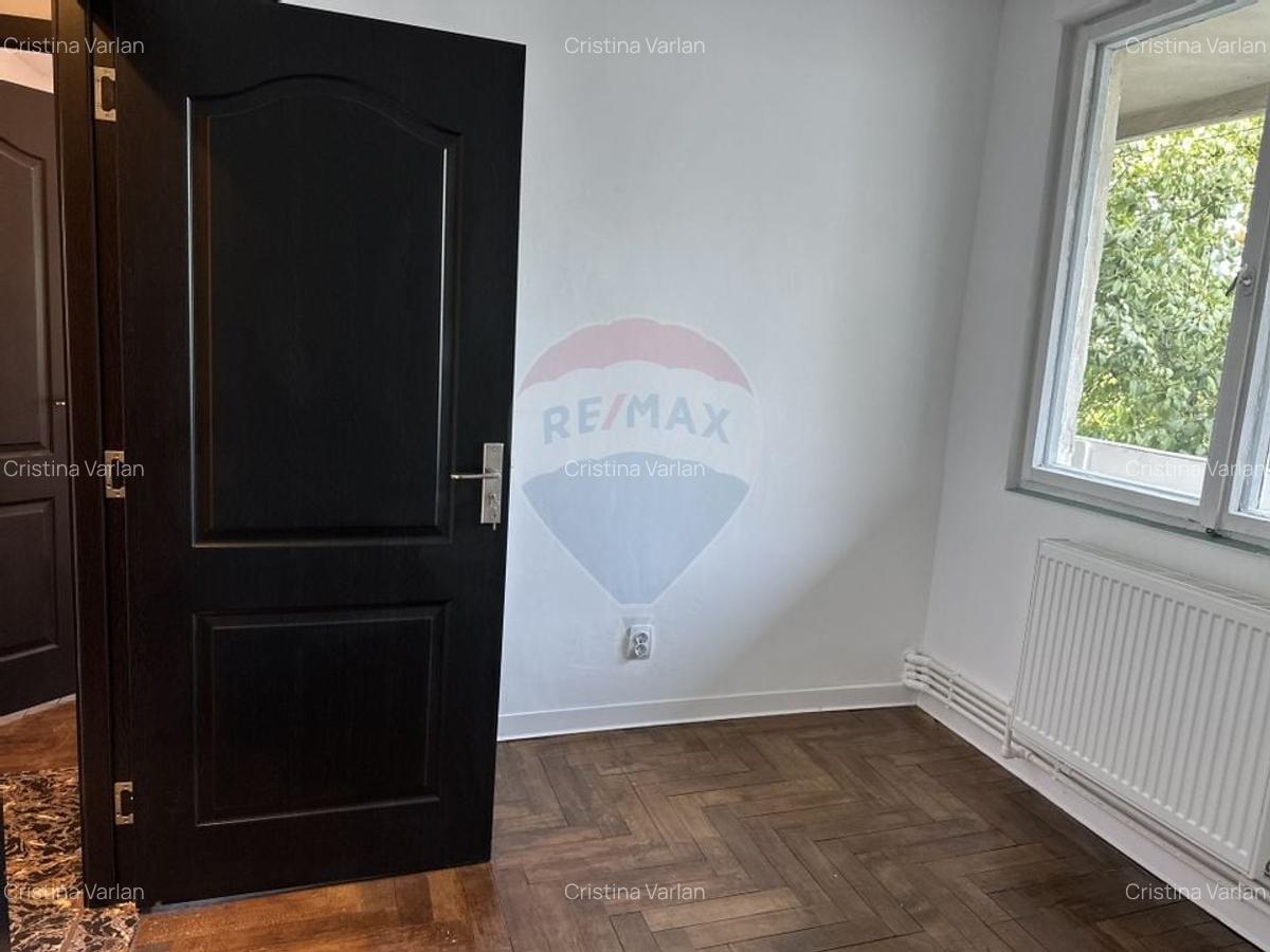 Apartament cu 4 camere de vanzare Roman central - 8