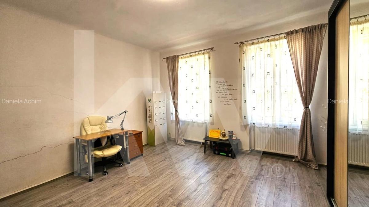 Casa individuala compusa din doua apartamente, cu teren liber de 540 mp - 2
