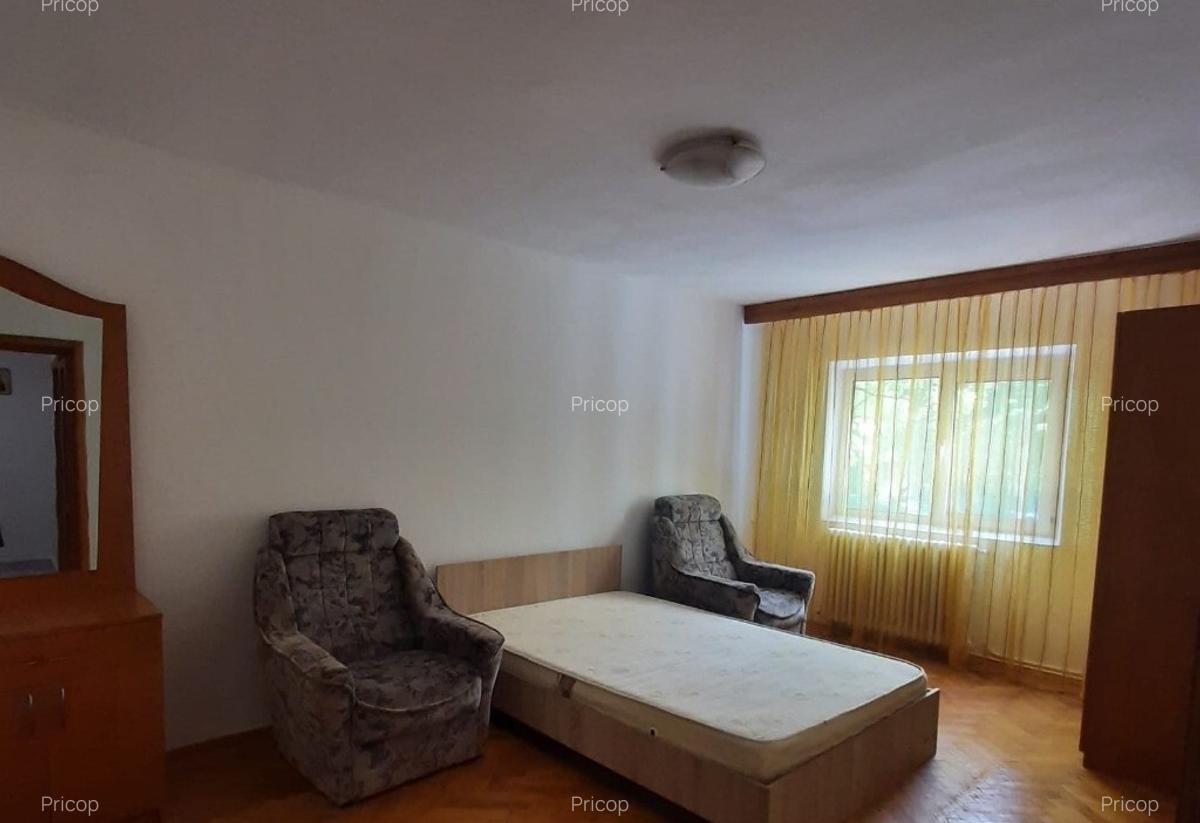 Inchiriez apartamant 3 camere, zona Pacurari (Petru Poni) - 2