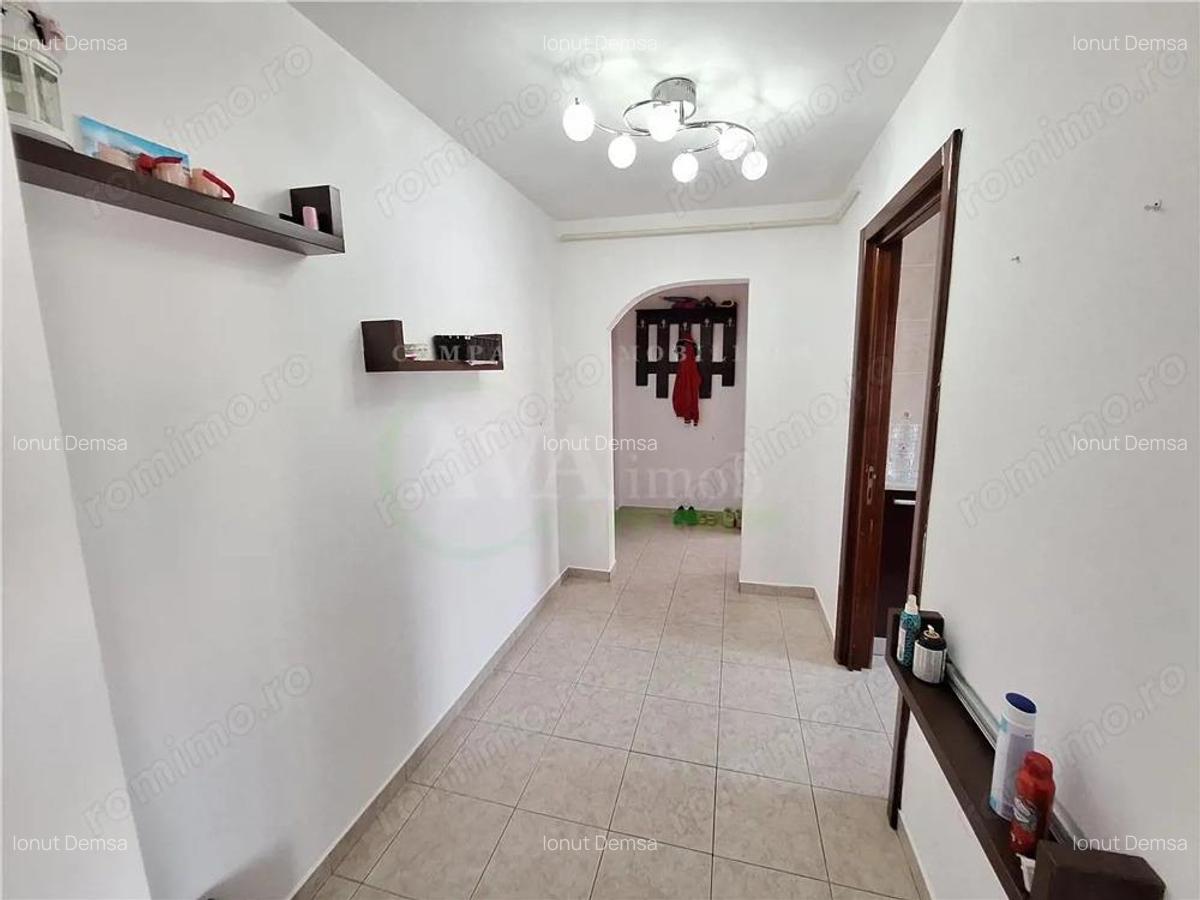 Apartament 3 camere semidecomandat, renovat si semi-mobilat, zona Cora-Bacau - 4