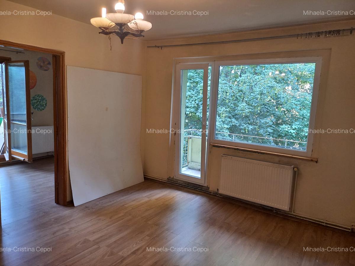 Apartament cu trei camere intr-o zona buna - 5