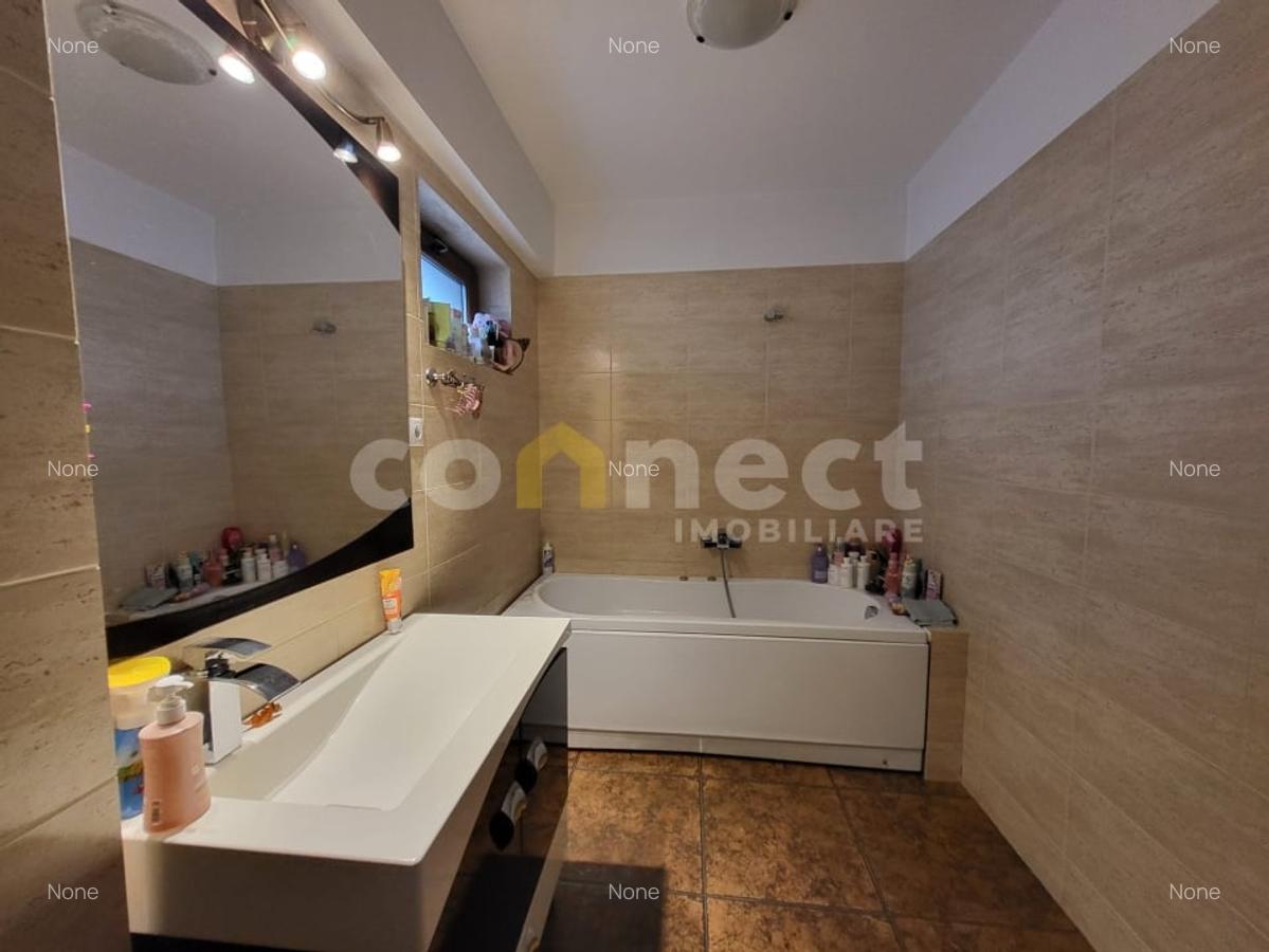 Apartament de 2 camere, semidecomandat, cu parcare. - 28