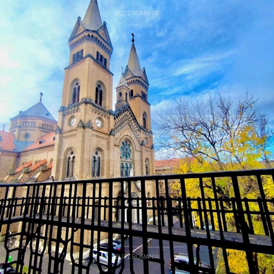 Cladire istorica, 4 camere-balcon si view spectaculos- Piata Romanilor - 14