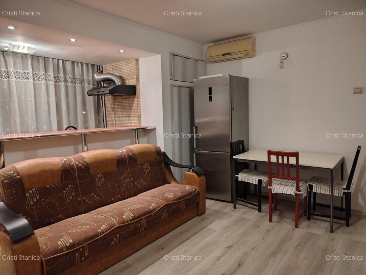 Eroii Revolutiei, doua minute metrou - 4