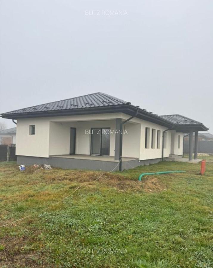 Casa individuala de vanzare 131 mp construi?i, teren - 15