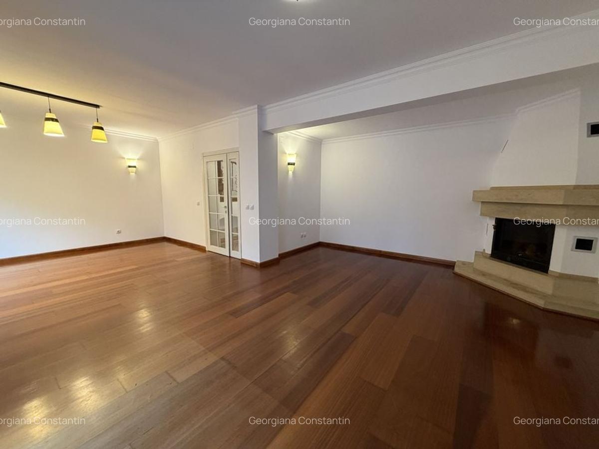 Vila semimobilata  cu 3 dormitoare, piscina exterioara, complex - 3