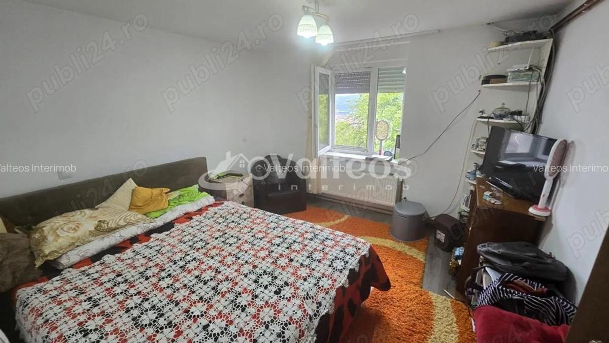 Resita, de vanzare casa, doua corpuri, teren 5800 mp, - 10 Resita, de vanzare casa, doua corpuri, teren 5800 mp, - 10