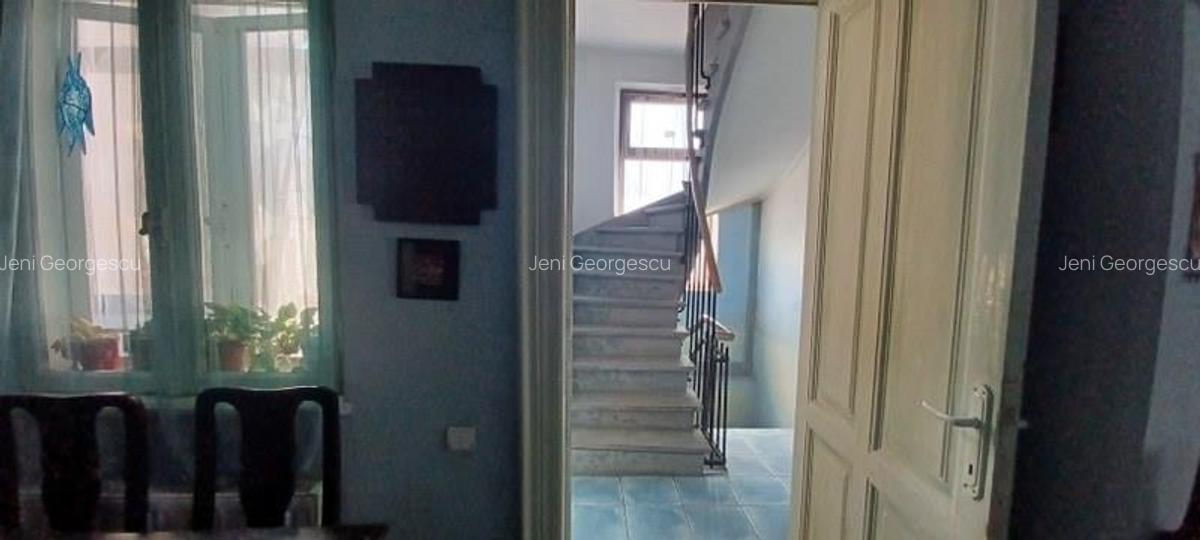 Stefan cel Mare, 3 camere et.1/P+1+M,Mansarda in proprietate,  intr-o viluta cu - 7