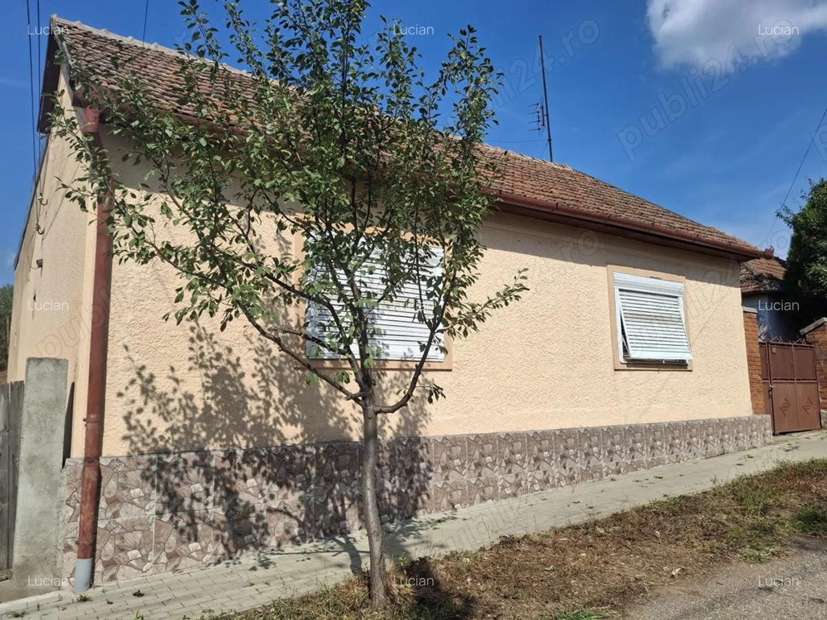 Casa de vanzare, 4 camere, zona centrala, ora? Pancota, jud. Arad - 2