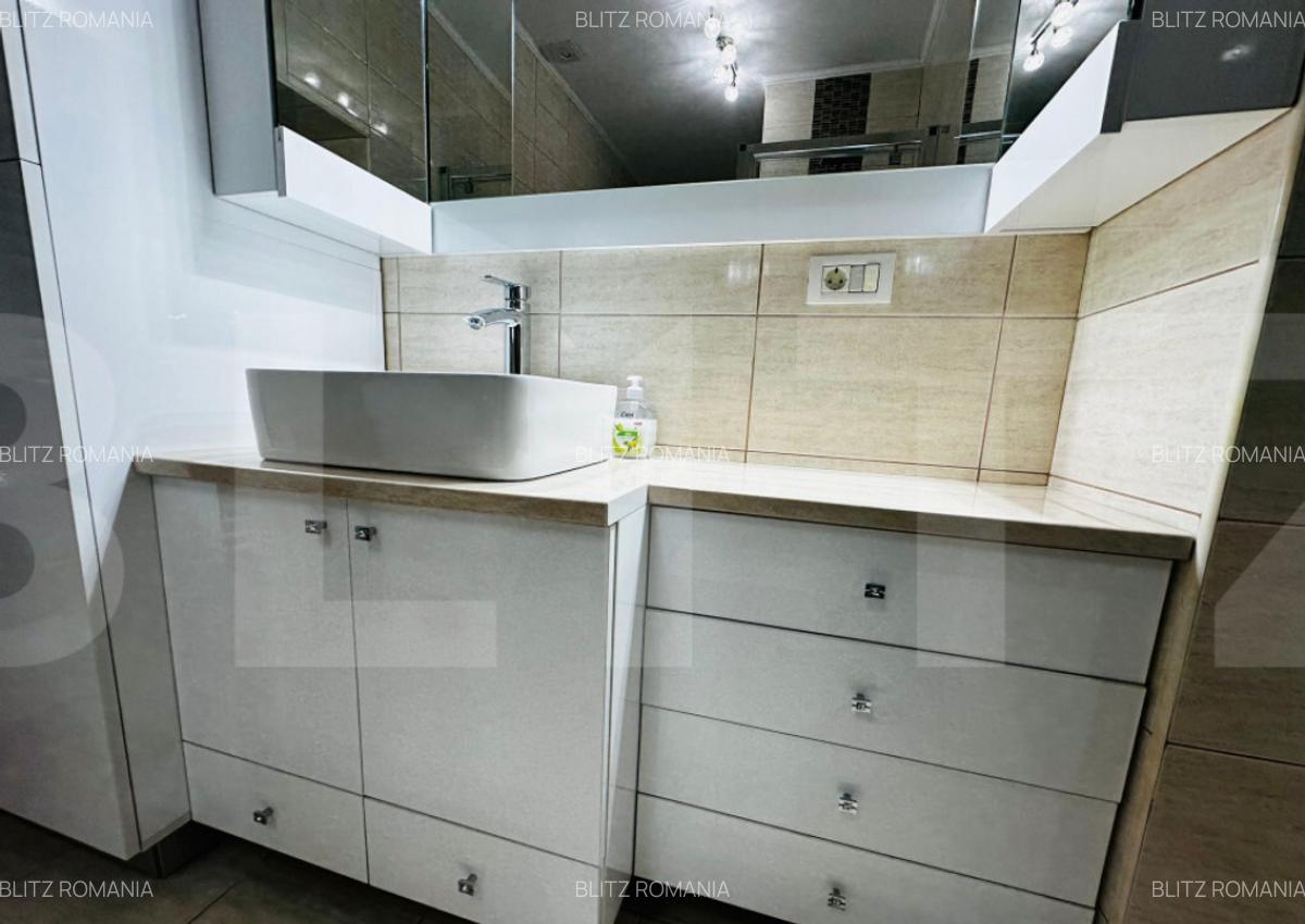 Casa spatioasa cu 5 dormitoare, doua bucatarii si teren de 1 - 1