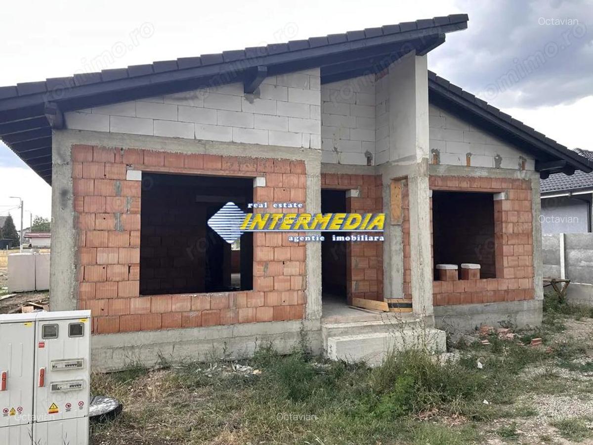 Casa noua de vanzare la rosu in Alba Iulia teren 423 mp - 1