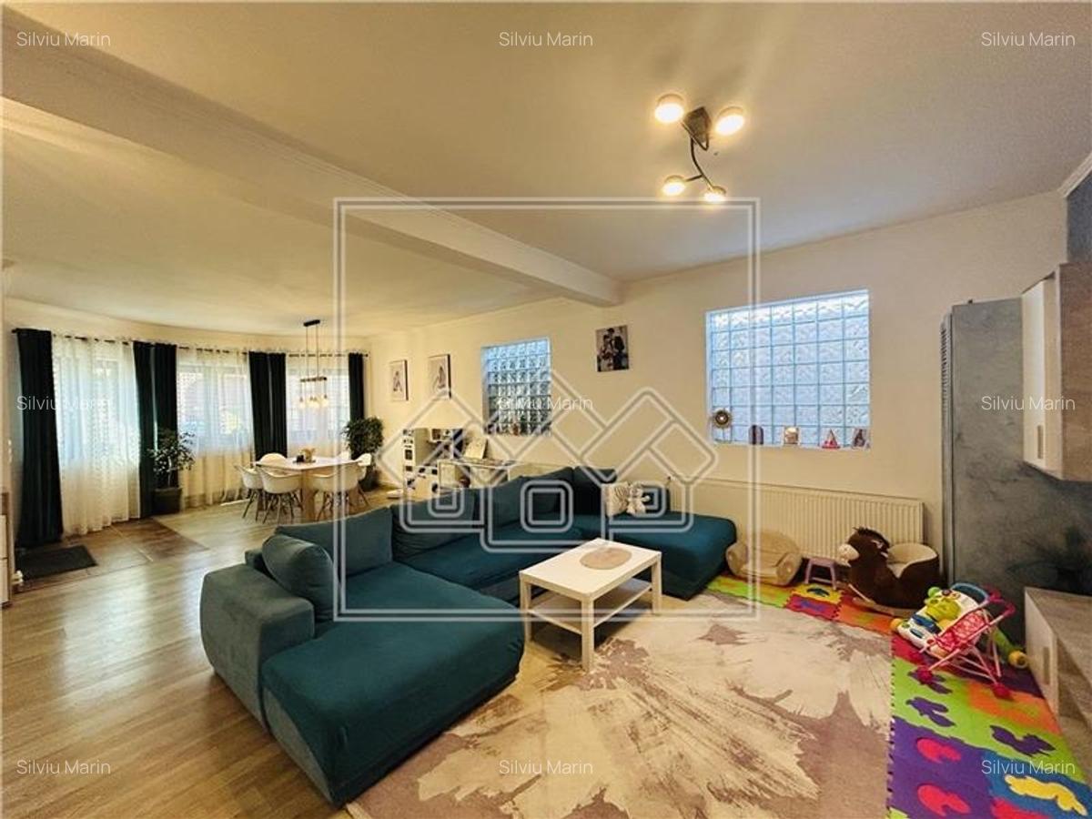 Casa pe un singur nivel - teren de 700 mp - 2 constructii in curte - 8