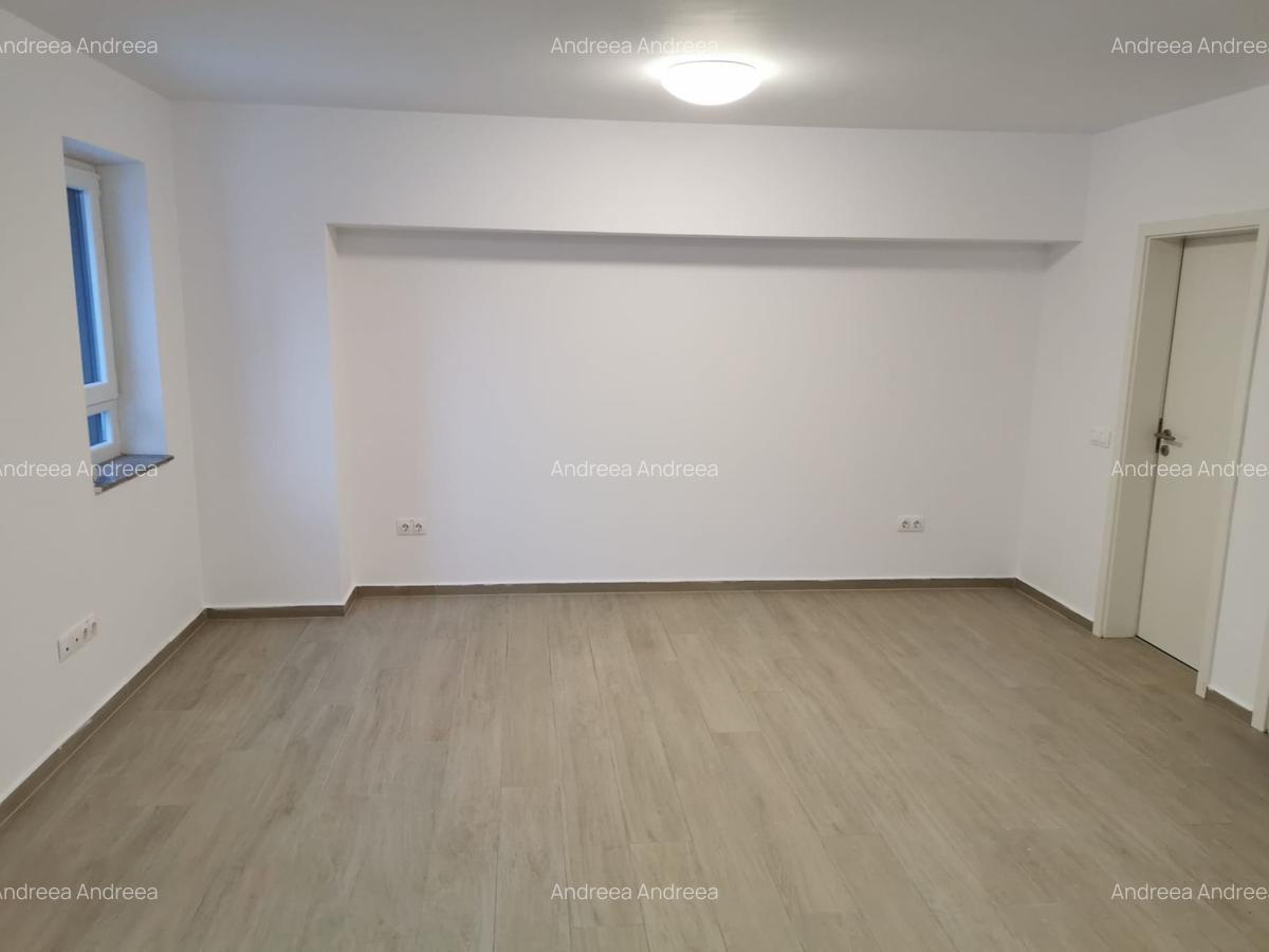 Spatiu comercial de vanzare zona Tractorul bloc nou - 3