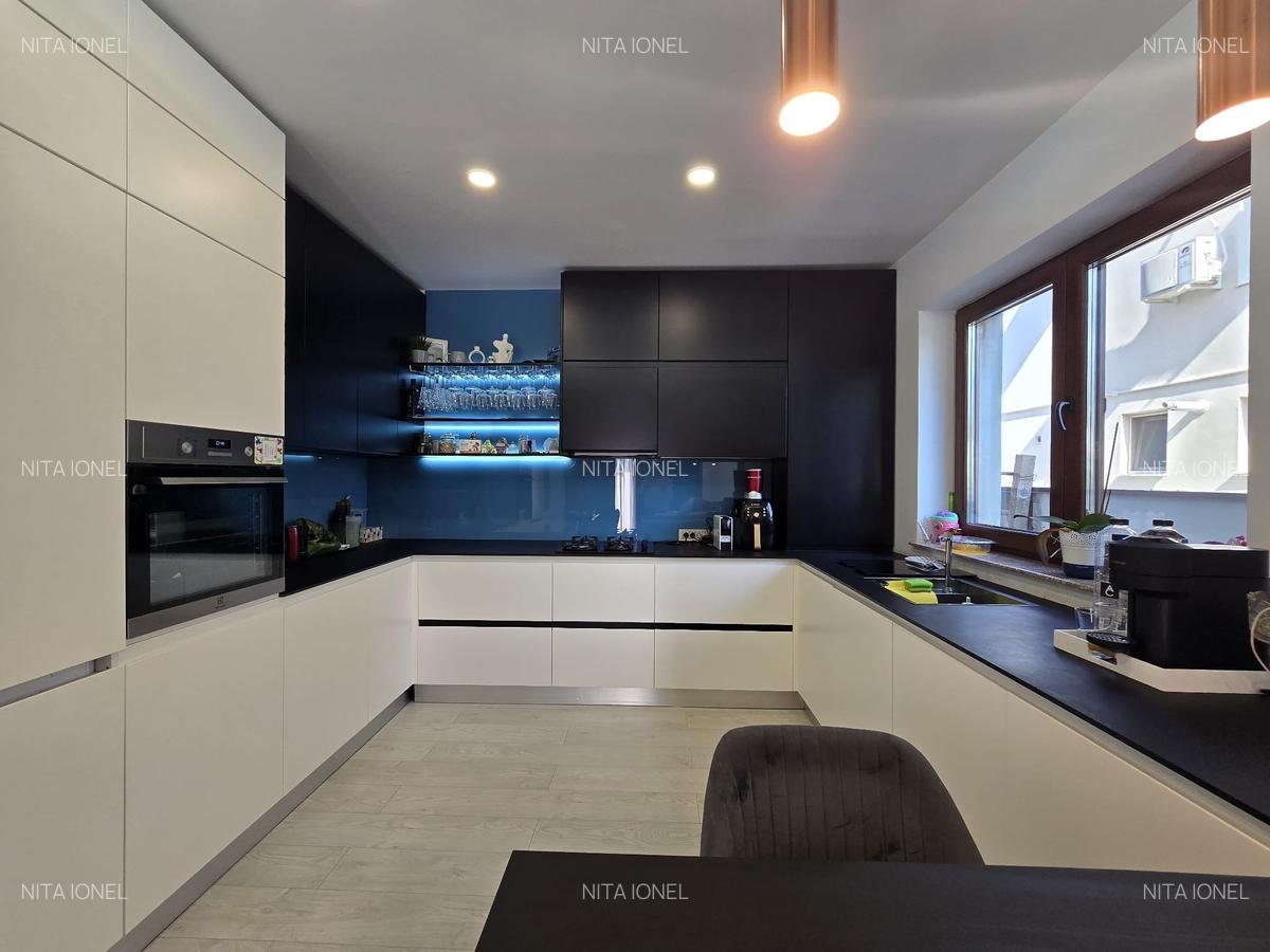 Duplex P+E+M ,suprafata teren 350mp,amprenta 102mp,construita 306mp,utilata/mob - 5