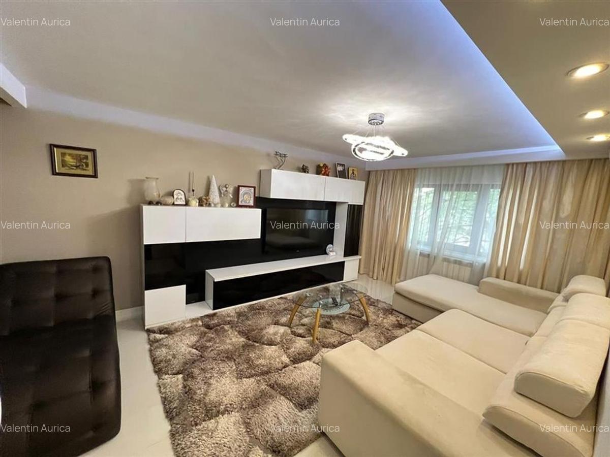 Apartament 3 camere, etaj 2, zona Centrala - Piata - Independentei - 1