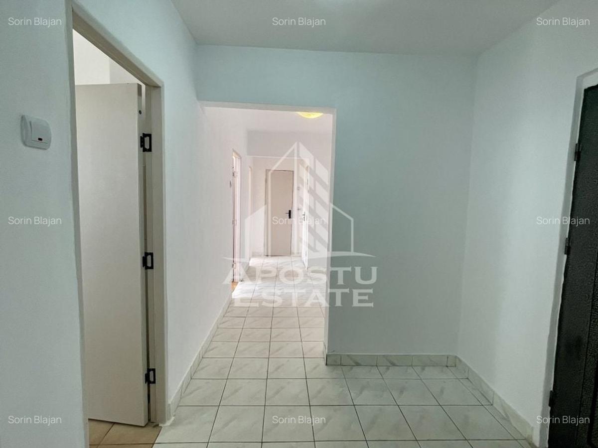 Apartament cu trei camere decomandat Bd. Cetatii - 8