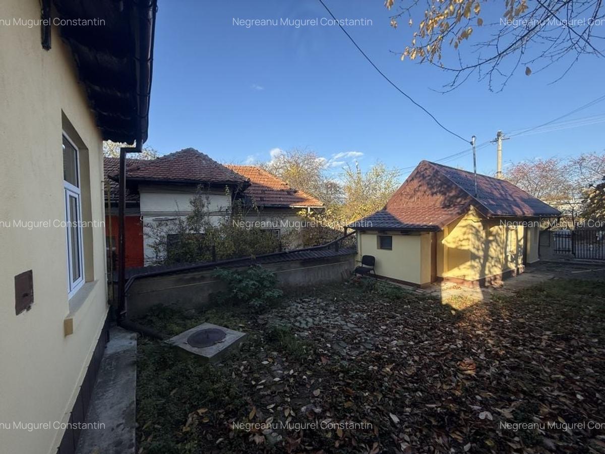 2 corpuri de Casă renovate + teren 125 mp Campina - 25