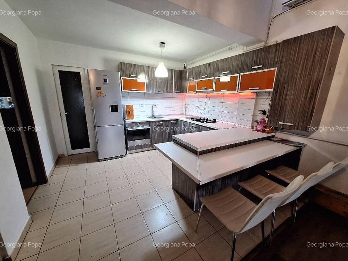 Apartament 3 camere decomandat in vila km 5 - 6