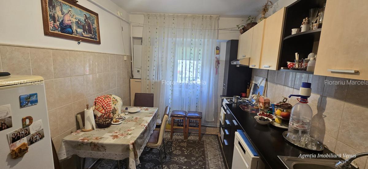 Apartament 3 camere zona Primaverii etaj 1 - 5