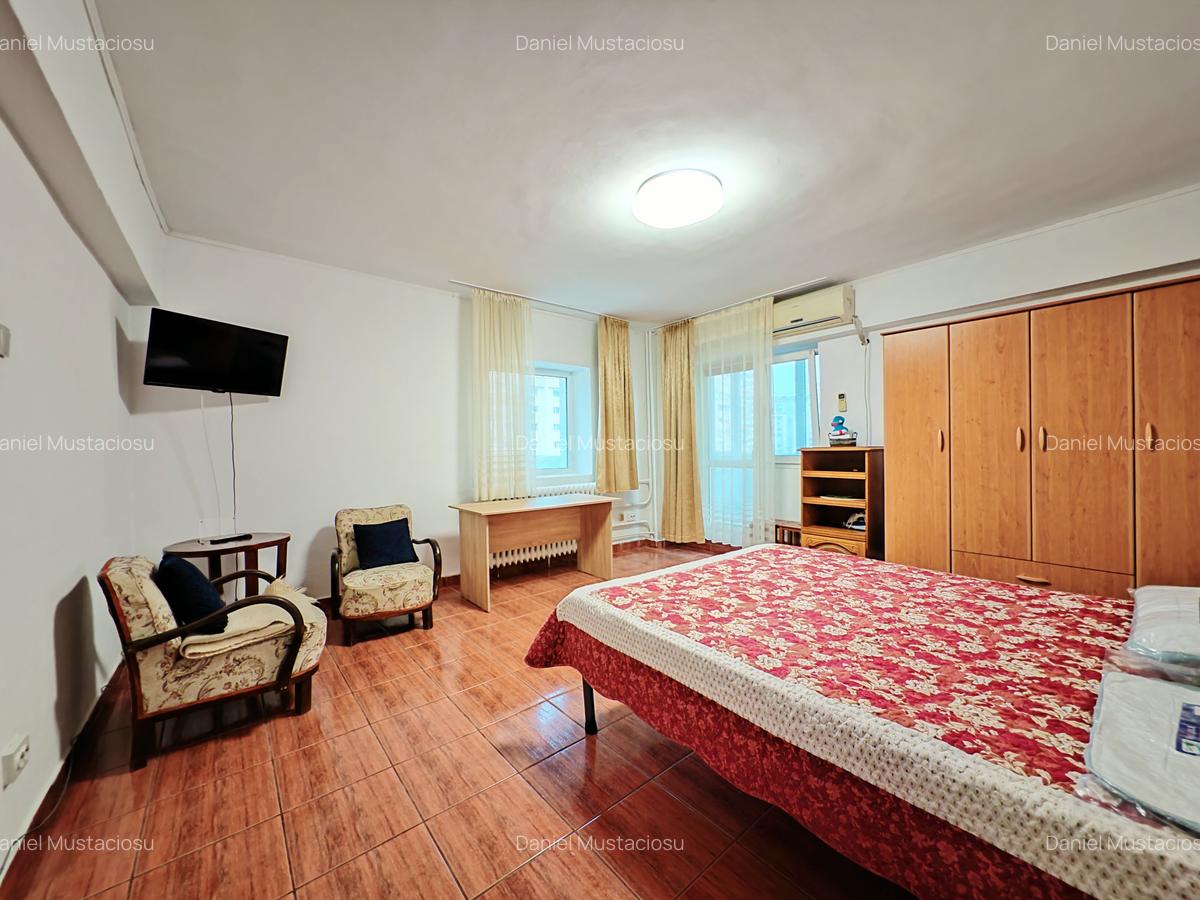 Piata Victoriei | vis a vis de metr.| Spatioasa in bl.anvelopat,vedere in piata - 3