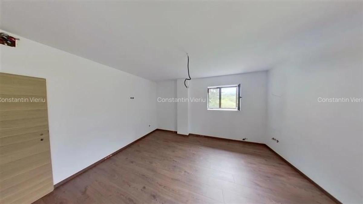 Casă individuală cu 9 camere în Exterior Est - 9