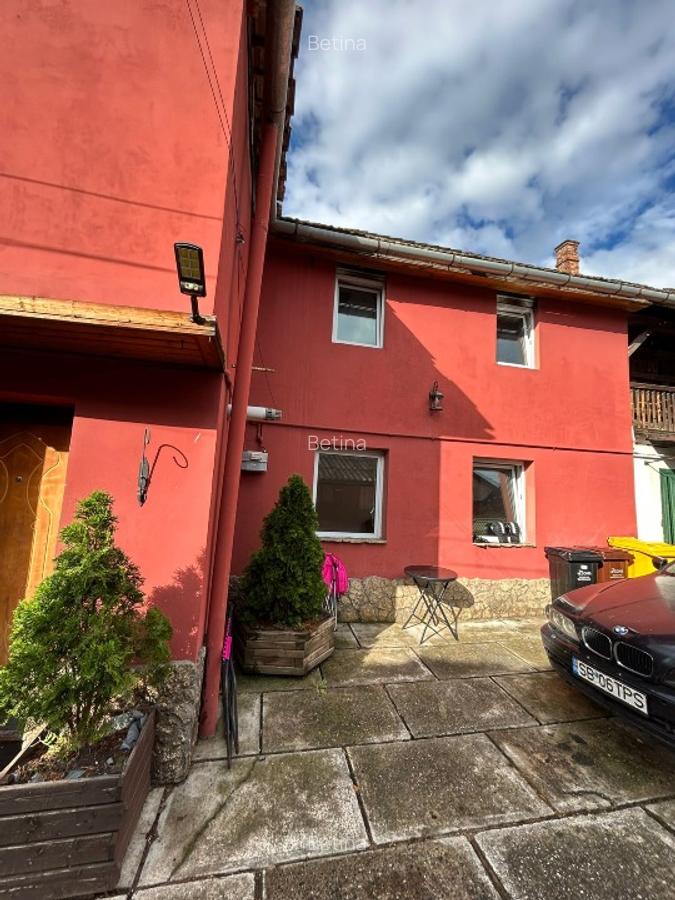 Casă cu etaj de vânzare – ultracentral, Cisnădie - 1