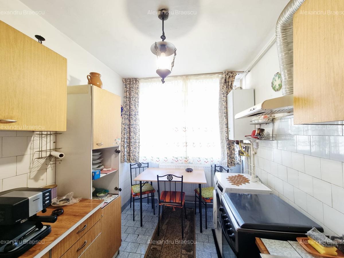 Apartament cu trei camere  zona Tiglina 1 et. 2 DECOMANDAT + GARAJ langa bloc - 3