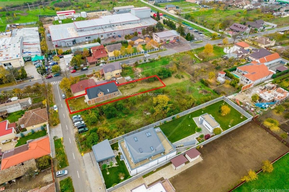 Casa la rosu cu teren generos, 500 mp, situata pe strada Ostasului - 13