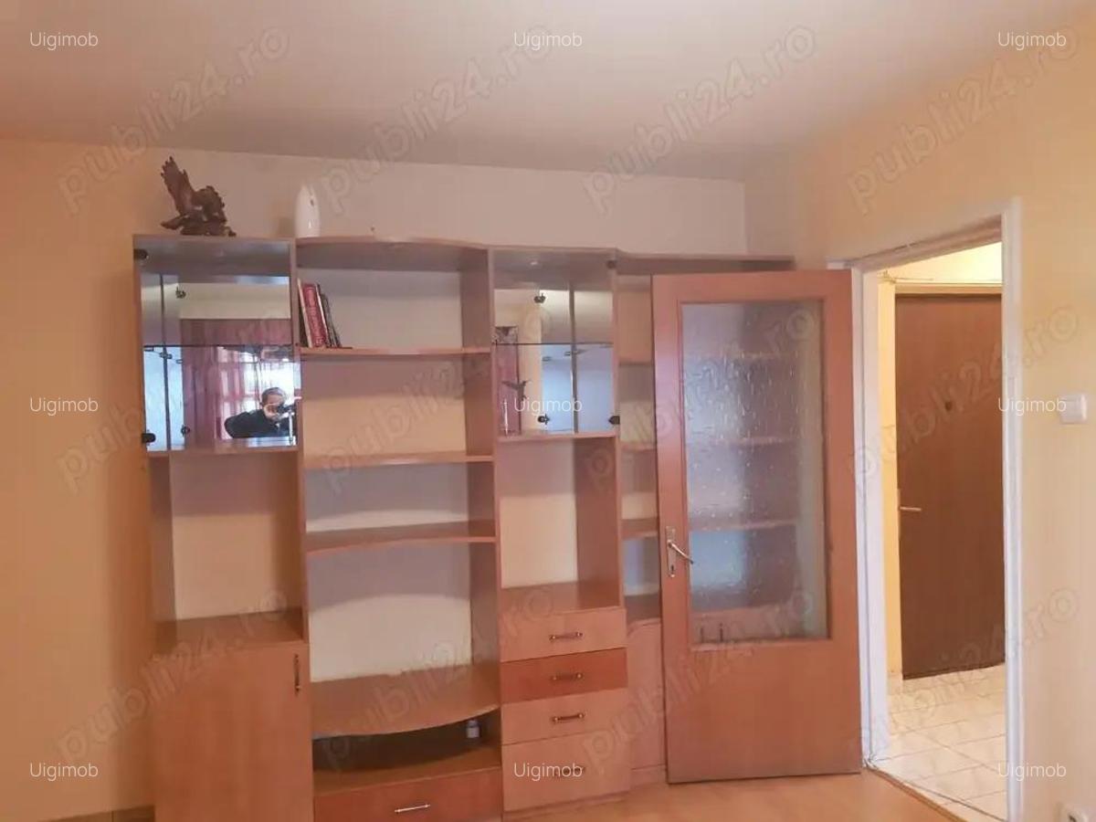 Salajan- str.Minis(in spatele pietei), apartament 2 camere, decomandat, parter 10 - 5