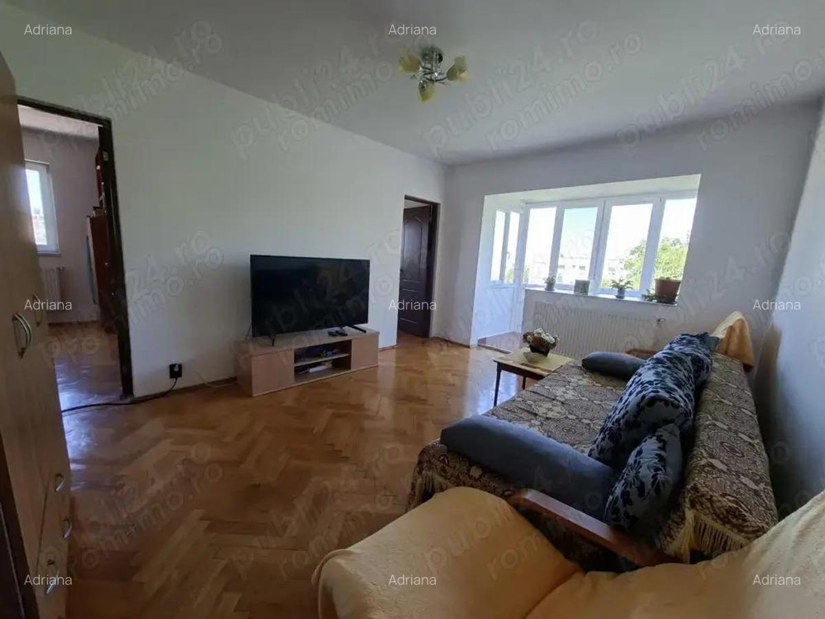 De vanzare apartament cu 3 camere, decomandat, situat in zona Lunei . Apartamentul se afla la etajul - 3