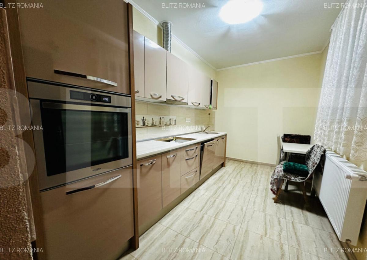 Casa spatioasa cu 5 dormitoare, doua bucatarii si teren de 1 - 8