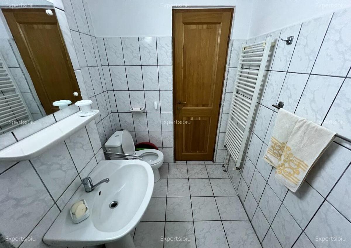 INCHIRIEZ apartament 4 camere decomandat, zona Vasile Aaron - 11