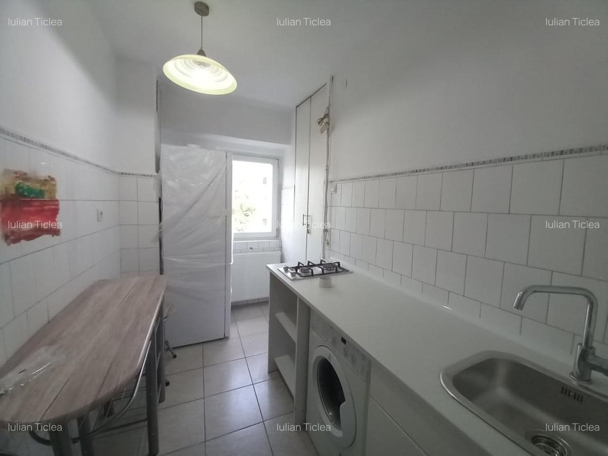 Garsoniera decomandata in bloc mixt , etaj 3, libera , Matei Basarab -central - 3
