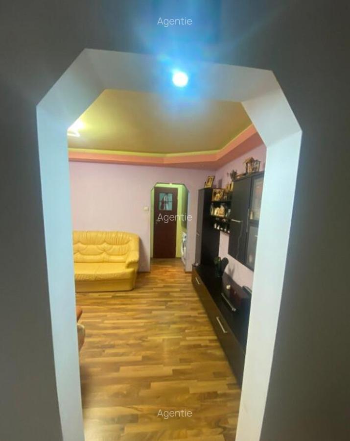 Bdul.1 Decembrie 1918.Apartament 3 camere. - 2