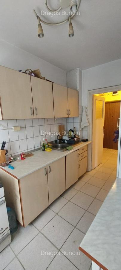 Apartament cu 3 camere semidecomandat, mobilat în 1 Mai - 9
