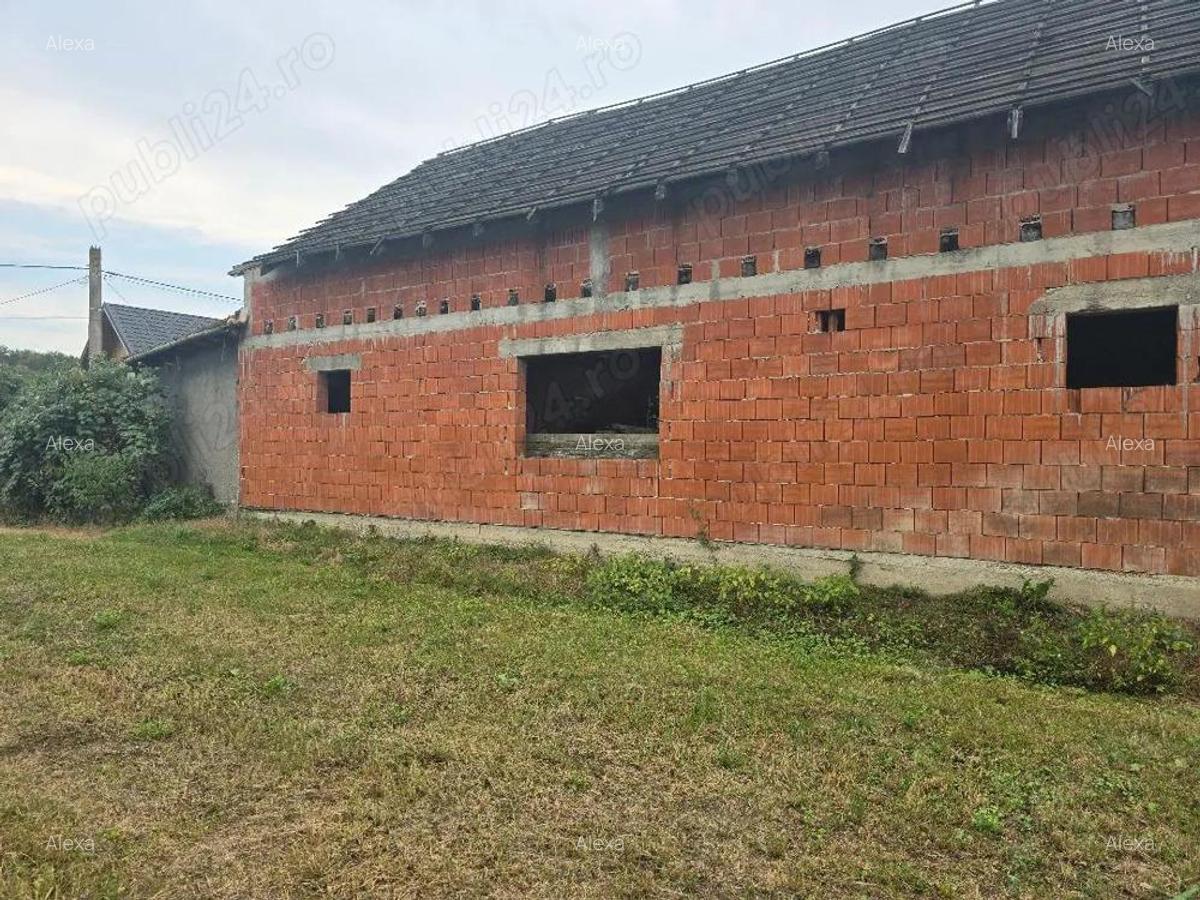 Vand casa loc SUMUGIU, sc 200 mp , parte casa noua la rosu , teren 2670 mp, la sosea, front mare - 12