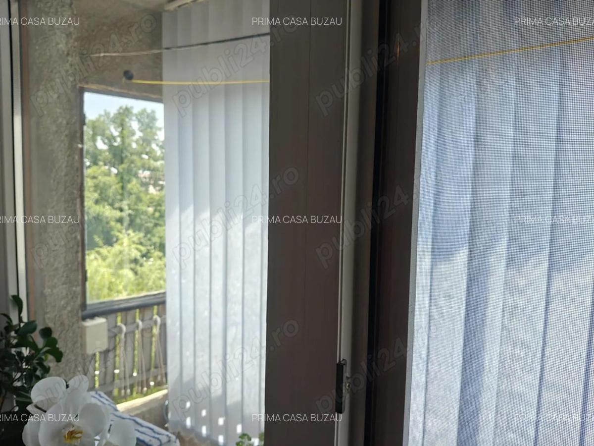 Apartament cu 3 camere zona ultracentrala Bazar confort 1 Etaj 3 S=88mp Pret: 92.000 euro - 2