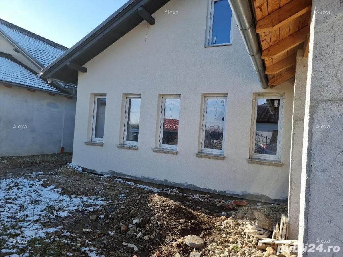 Vand vila Parter , str Apateului -Sinmartin, SC-240 mp , teren 668 mp , garaj , utilitati , trifazic - 4