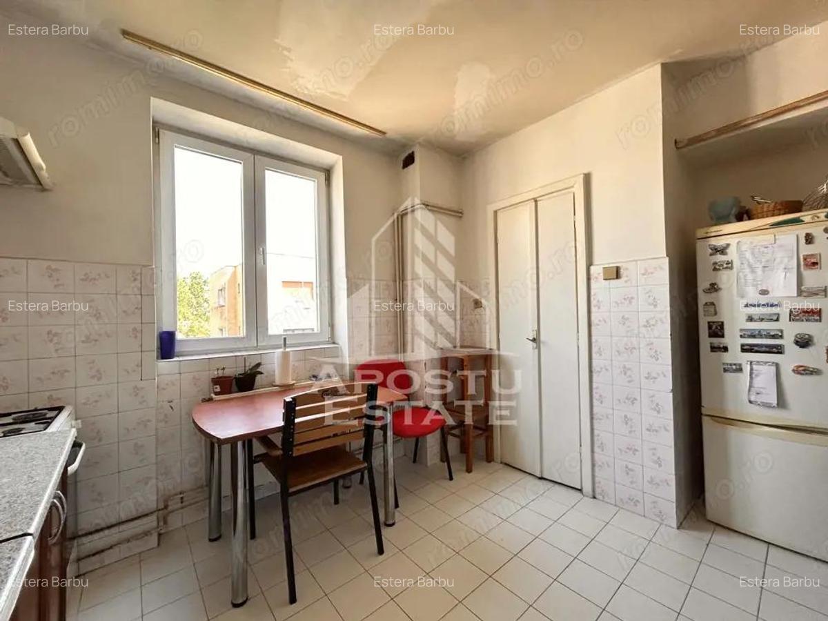 4 camere decomndat Pia?a Unirii | Terasa, parcare in curte securizata. - 4
