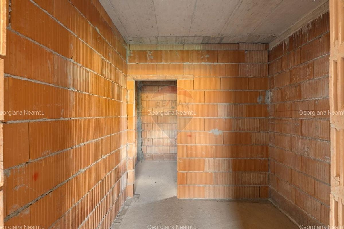 Casa la rosu cu teren generos, 500 mp, situata pe strada Ostasului - 17