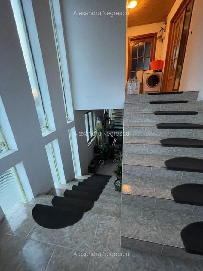 Casa S+P+E+M | 605 mp utili | 10 camere | 3 bucatarii | 4 bai | 3 terase | Garaj - 38