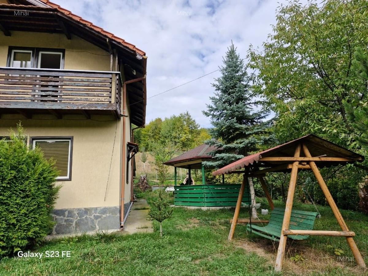 Casă de vacanță sau permanentă, pe deal, cu curte terasată și priveliște superbă - 2