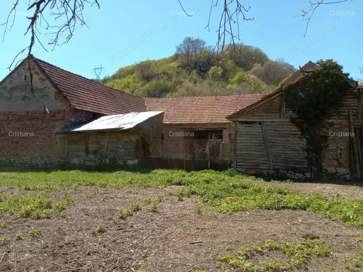 Casa mare la ?ara cu teren generos in zona superba - 3 Casa mare la ?ara cu teren generos in zona superba - 3