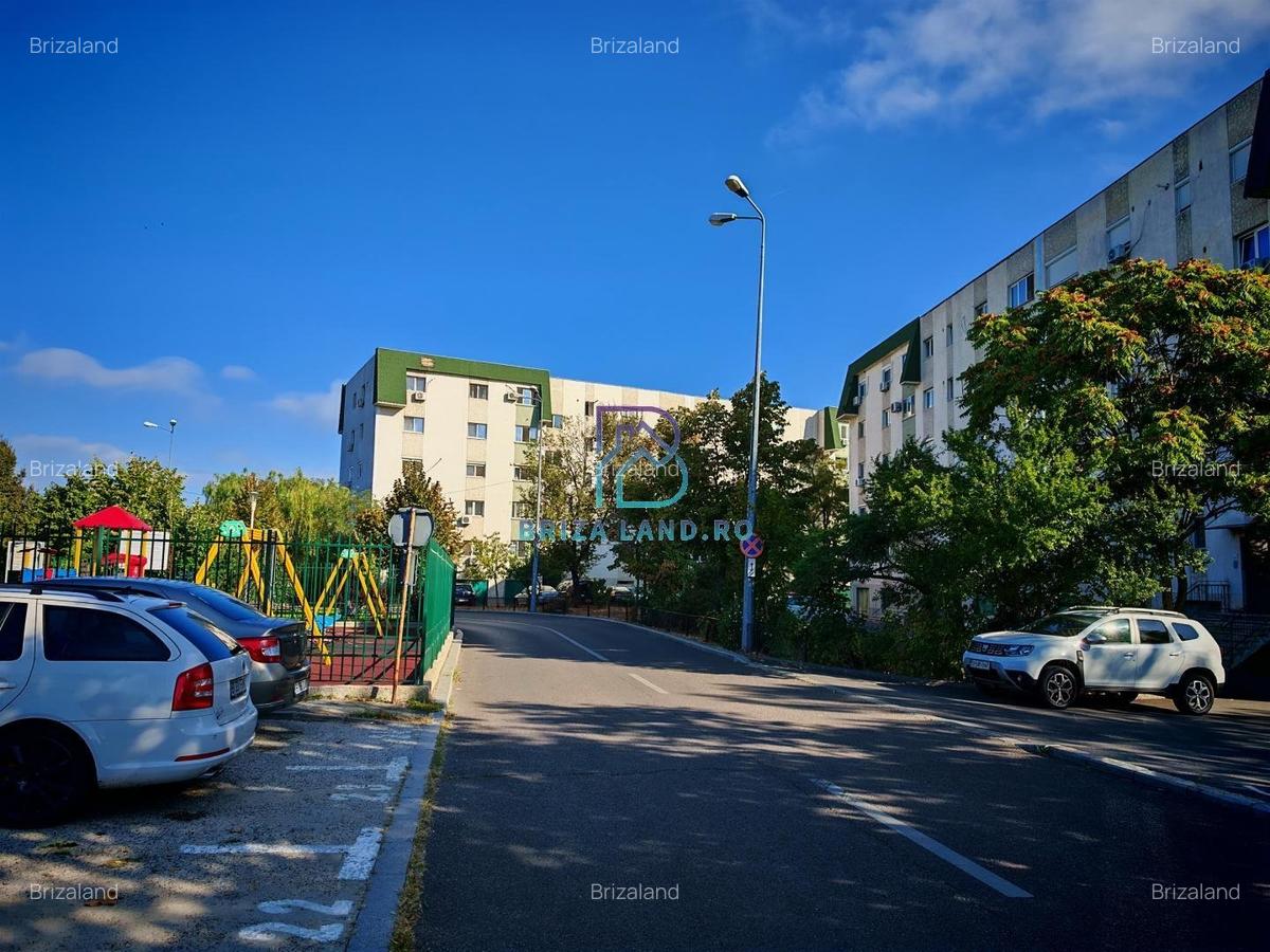 Doamna Ghica, bloc 2002, etaj 3/4, decomandat, doua bai - 4