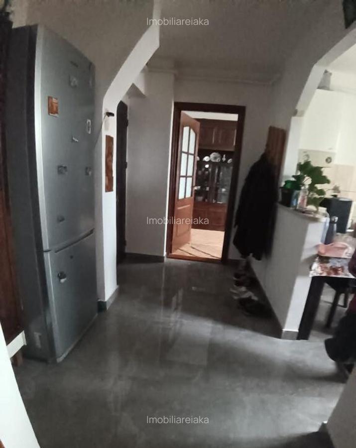 Zona Centrul Vechi-Piata , 3 camere - 7