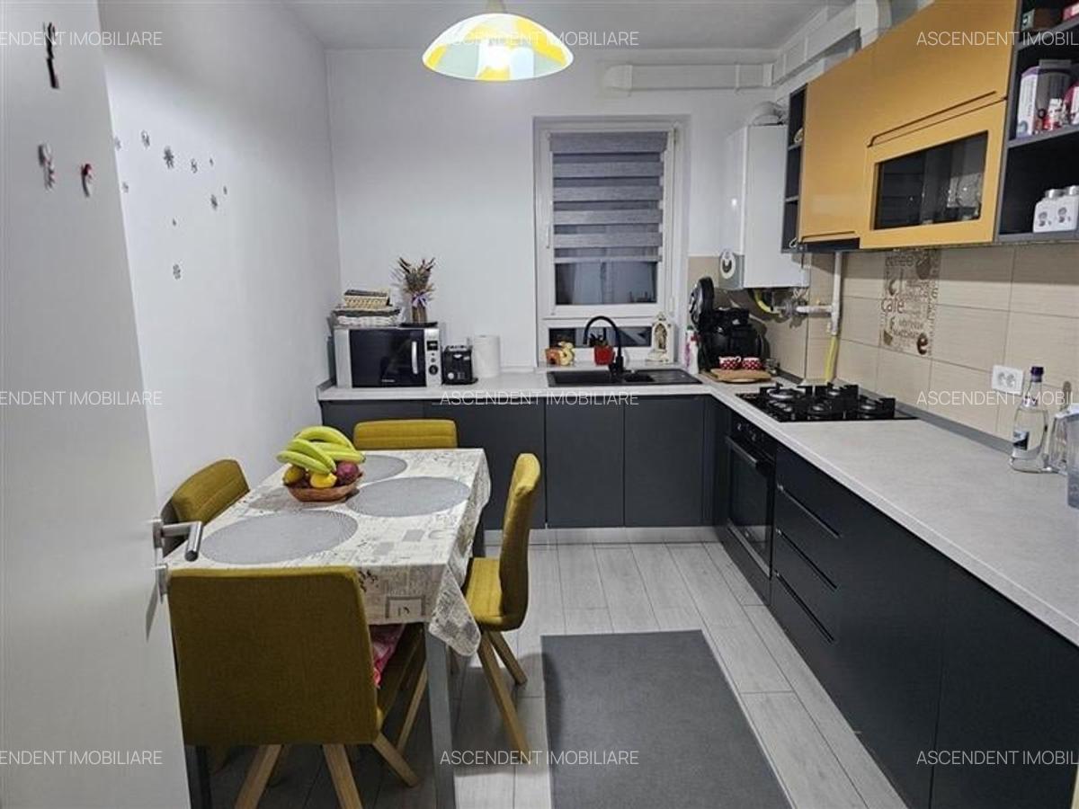 Apartament cu 3 camere decomandat în Tractorul - 2
