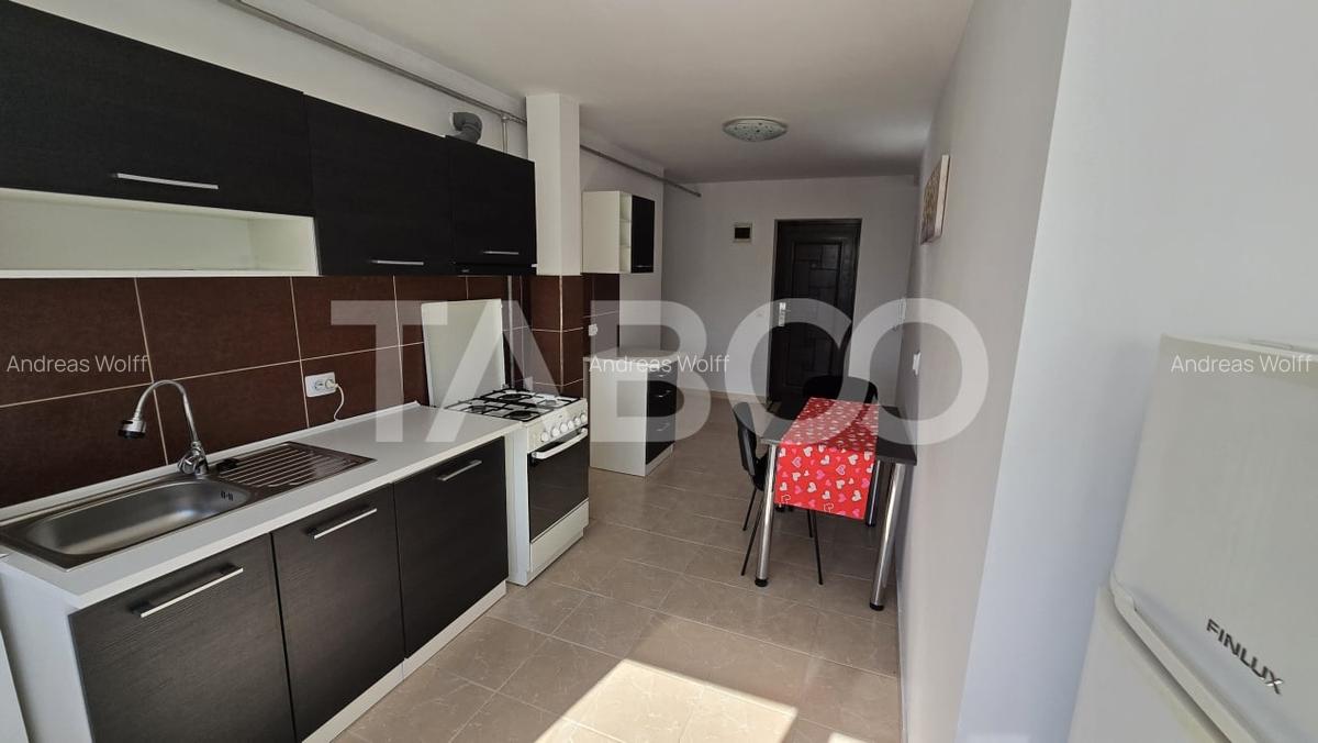 Apartament de vanzare 3 camere luminoase si balcon in zona Tilisca - 2